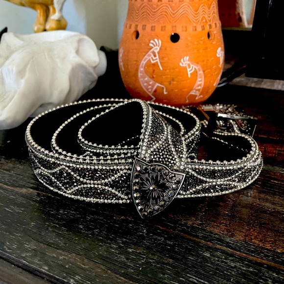 Cedar Rose Leather Scallop Rhinestone Studded Belt Size M/L Perfect Condition - Picture 1 of 4